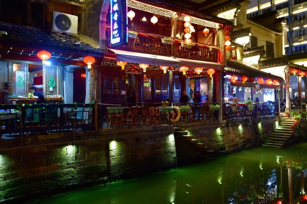 图片报:凯恩训练中争球权时摔倒且表情痛苦,所幸他表示没有受伤